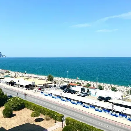 M135 - Marcelli, Trilocale Con Portico A 150mt Dal Mare